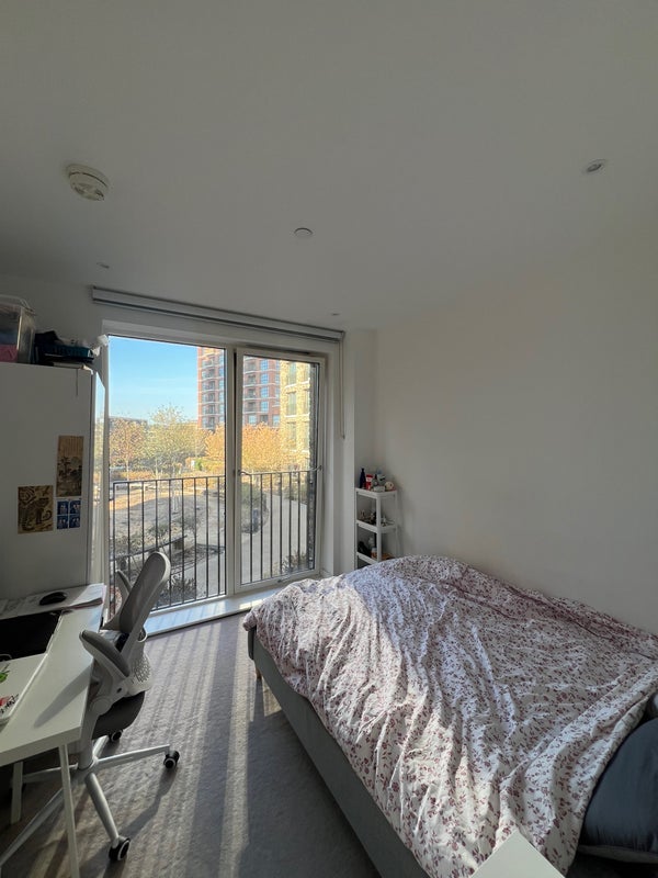 Room Surrey Quays Road in Greater London