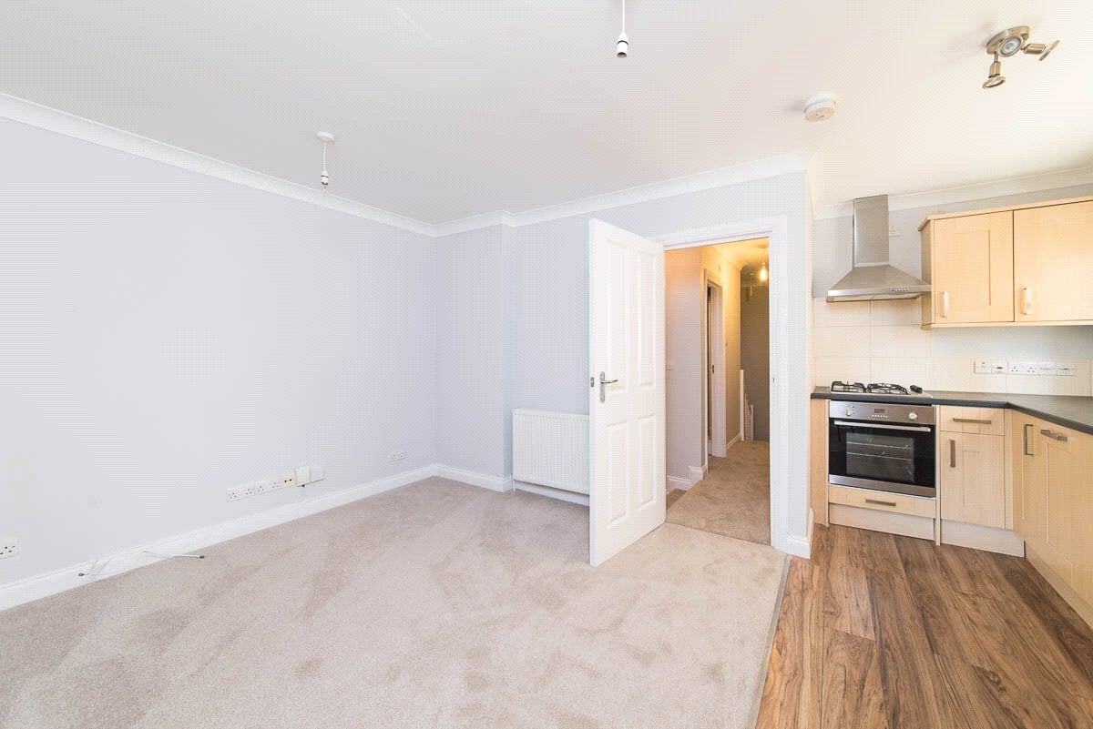Flat Grove Crescent in Greater London
