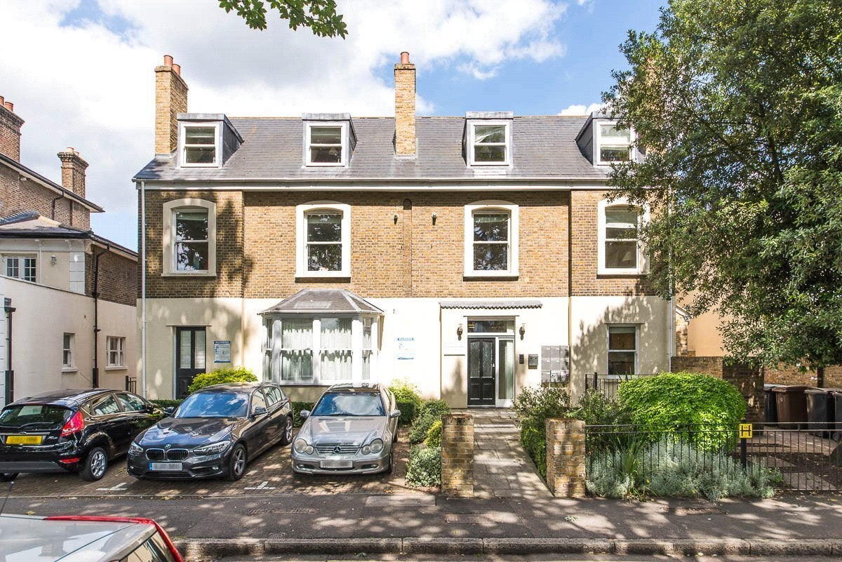 Flat Grove Crescent in Greater London