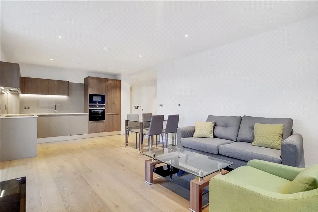 Flat Lockington Road in Greater London