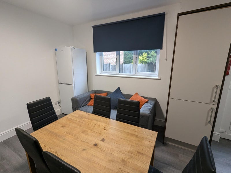 Room Beeston Road in Nottingham