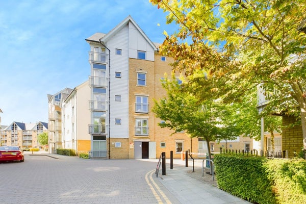 Flat Bingley Court in Canterbury
