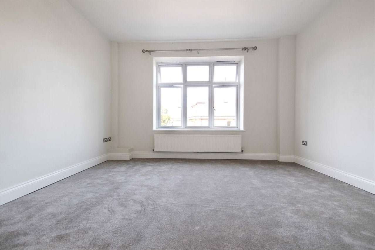 Flat Wansunt Road in Greater London