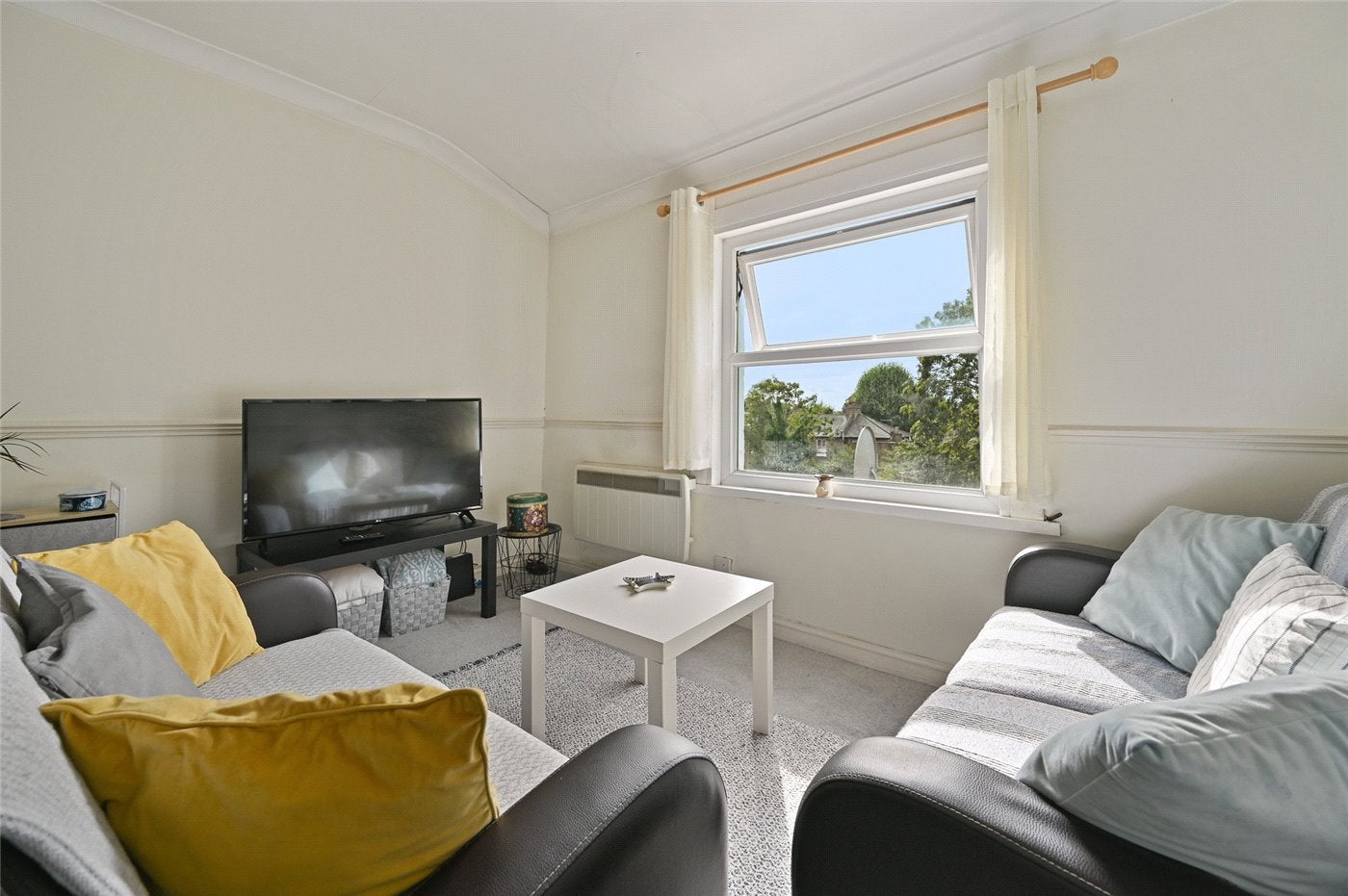 Flat Coningham Road in Greater London