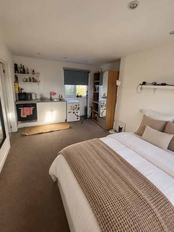 Room Davidson Road in Greater London
