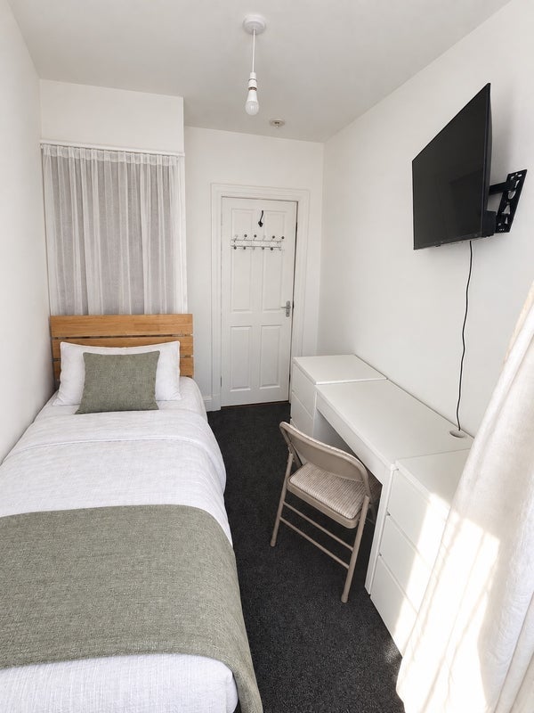 Room Davidson Road in Greater London