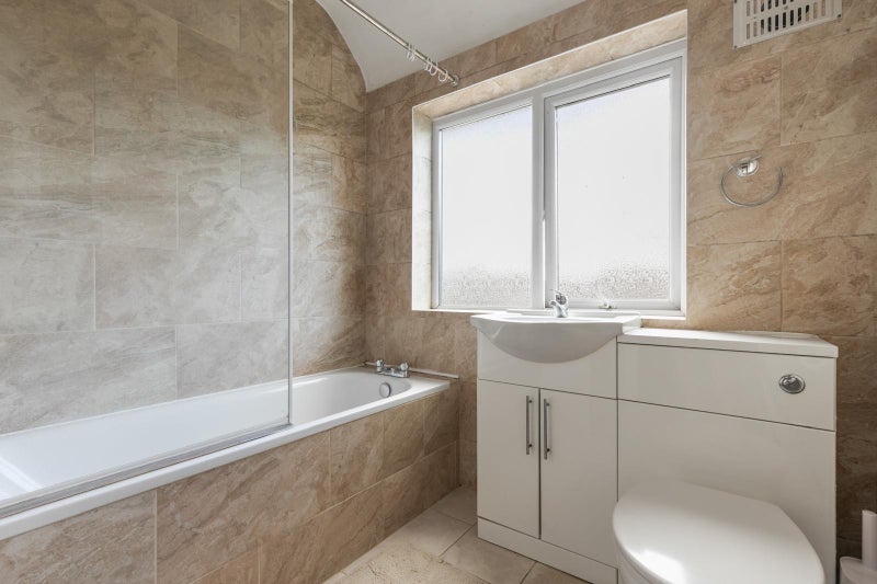 Room Davidson Road in Greater London