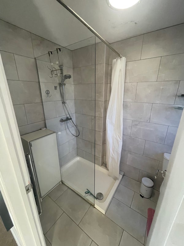 Room Davidson Road in Greater London