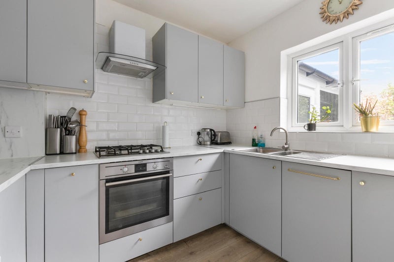 Room Davidson Road in Greater London