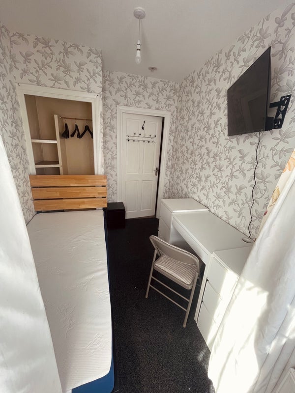 Room Davidson Road in Greater London
