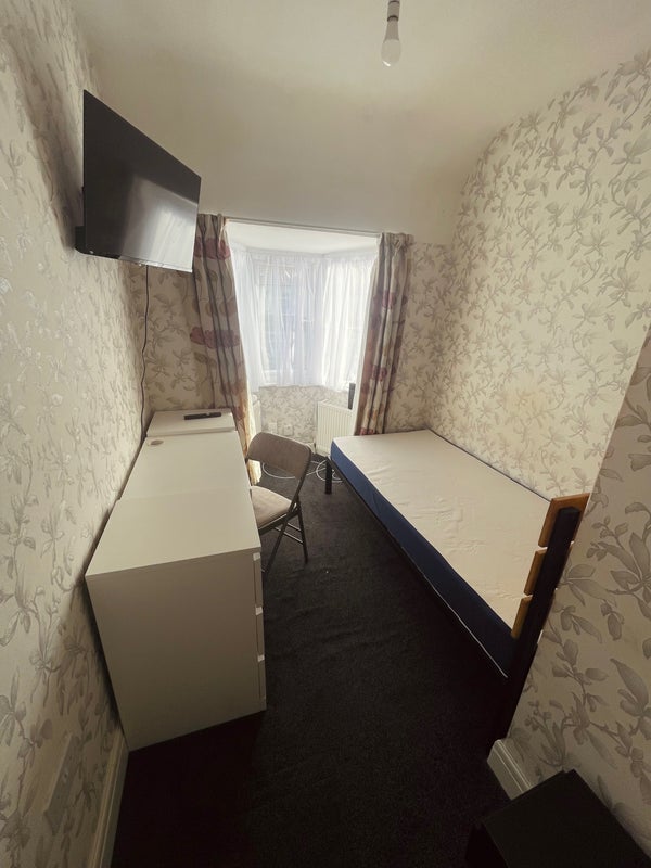 Room Davidson Road in Greater London