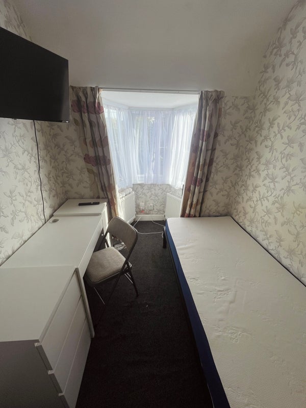 Room Davidson Road in Greater London