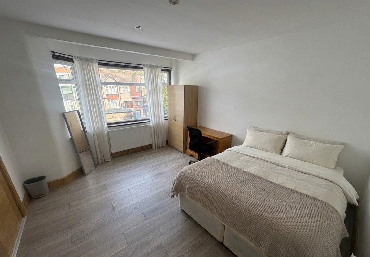 Room Wyvenhoe Road in Greater London