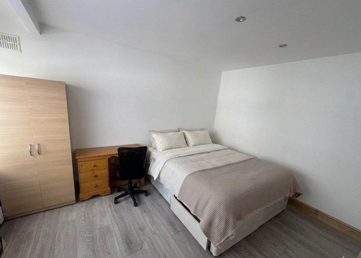 Room Wyvenhoe Road in Greater London