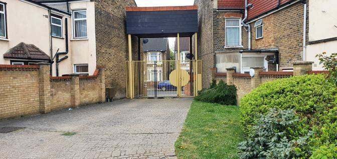 Flat Elgar Close in Greater London