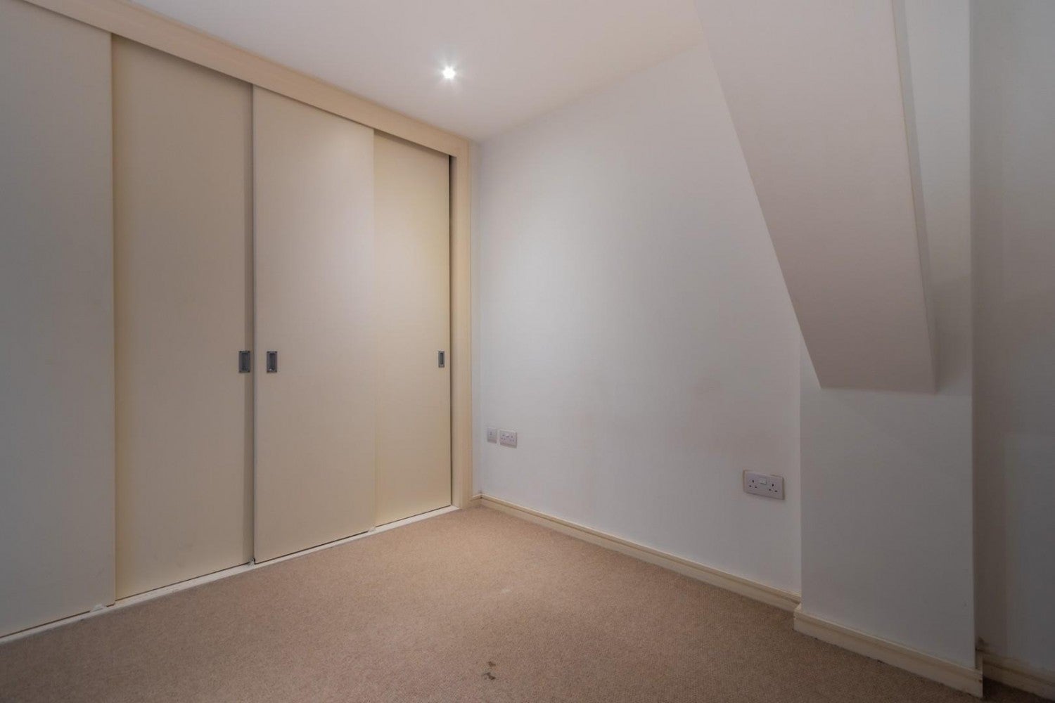 Flat Skypark Road in Bristol