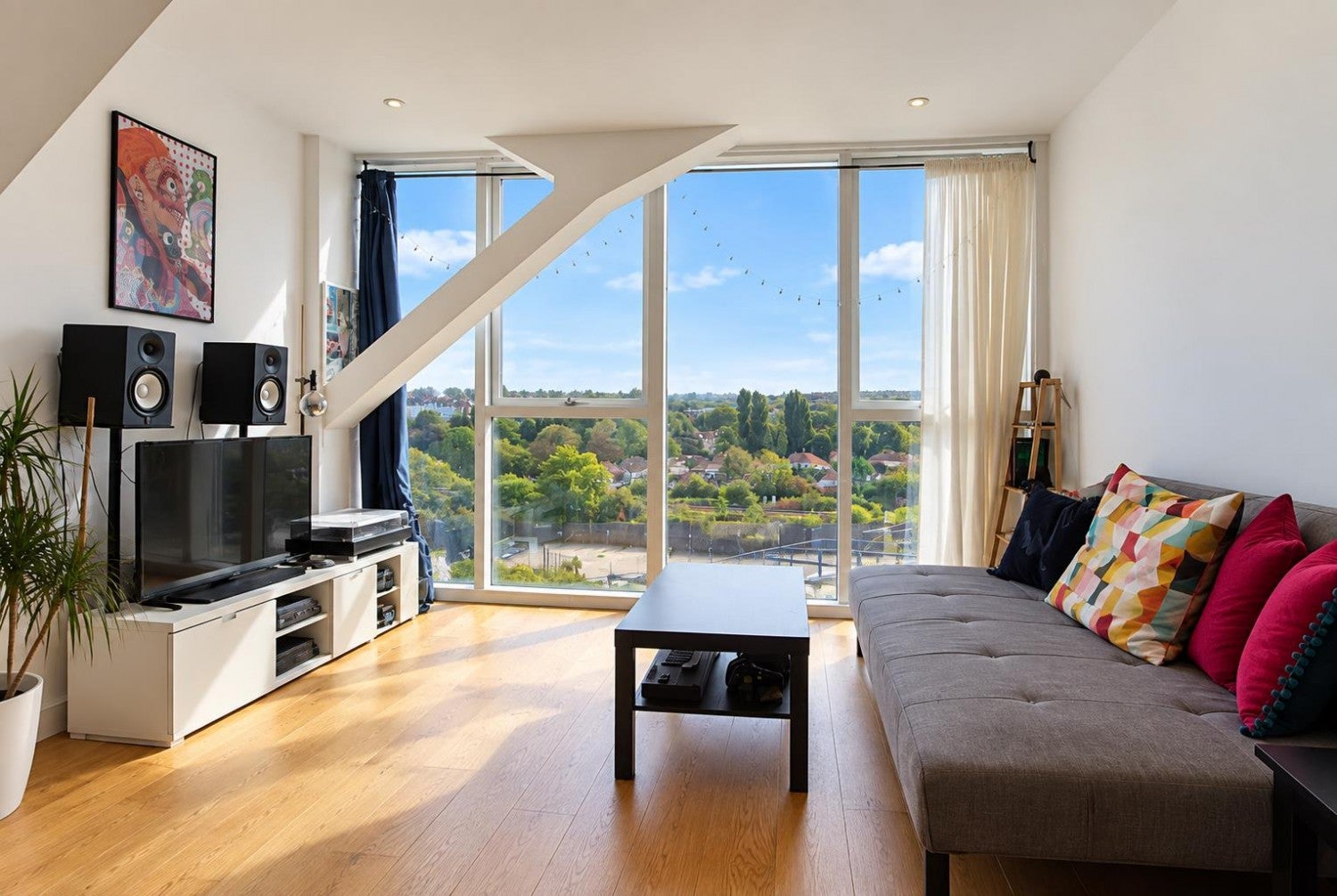 Flat Skypark Road in Bristol