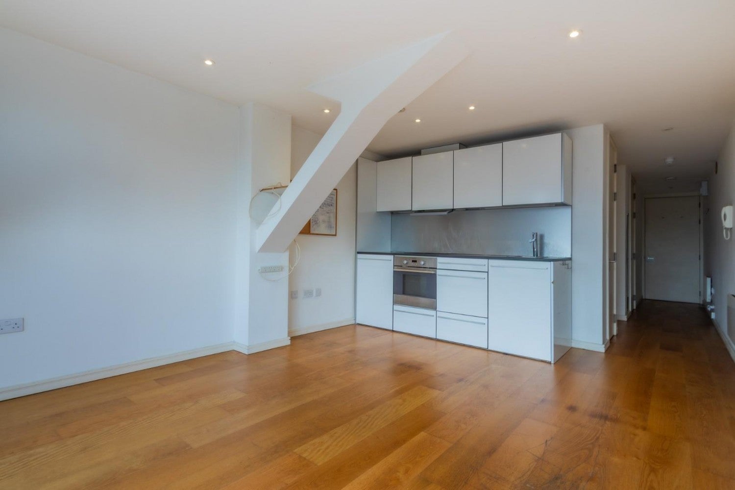 Flat Skypark Road in Bristol