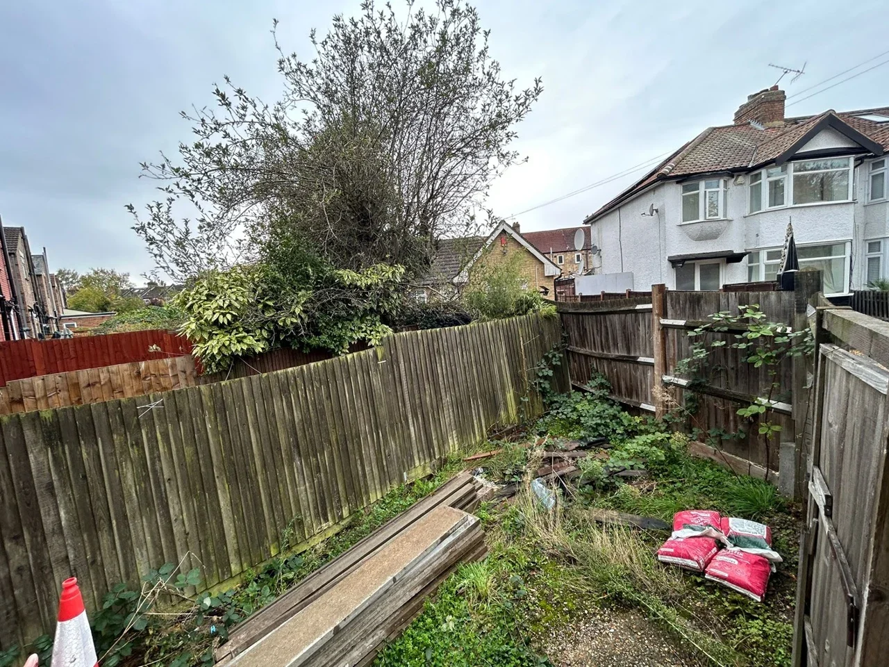 Flat Salmons Road in Greater London