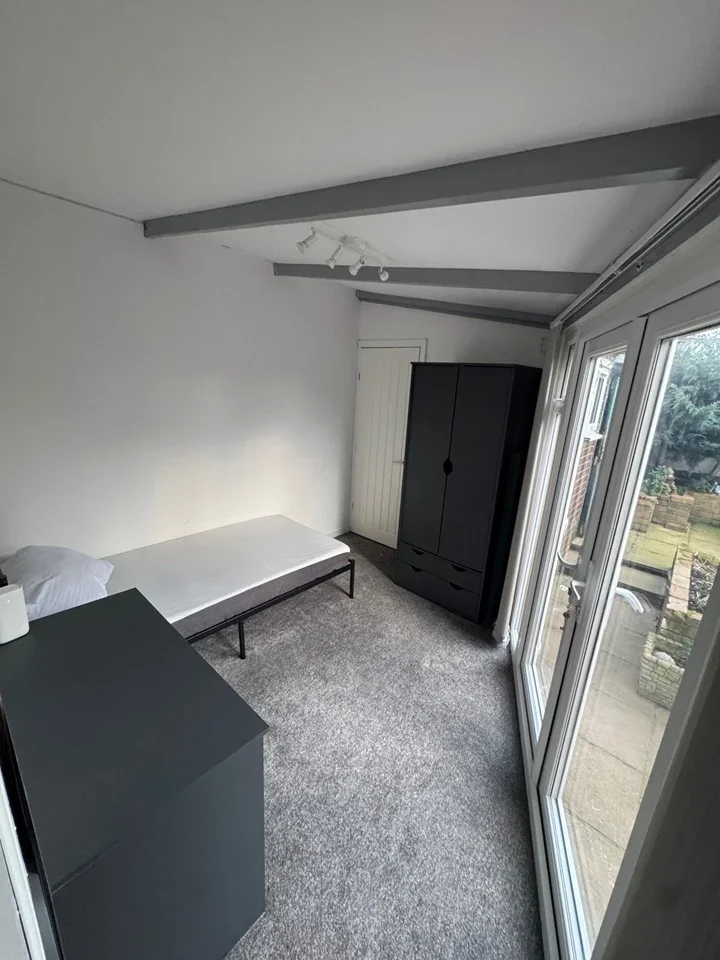 Room Cygnet Avenue in Greater London