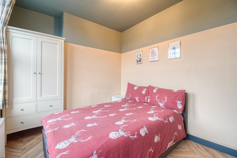 Room Queenstown Road in Greater London