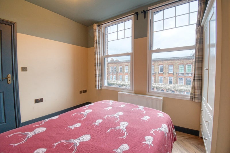 Room Queenstown Road in Greater London