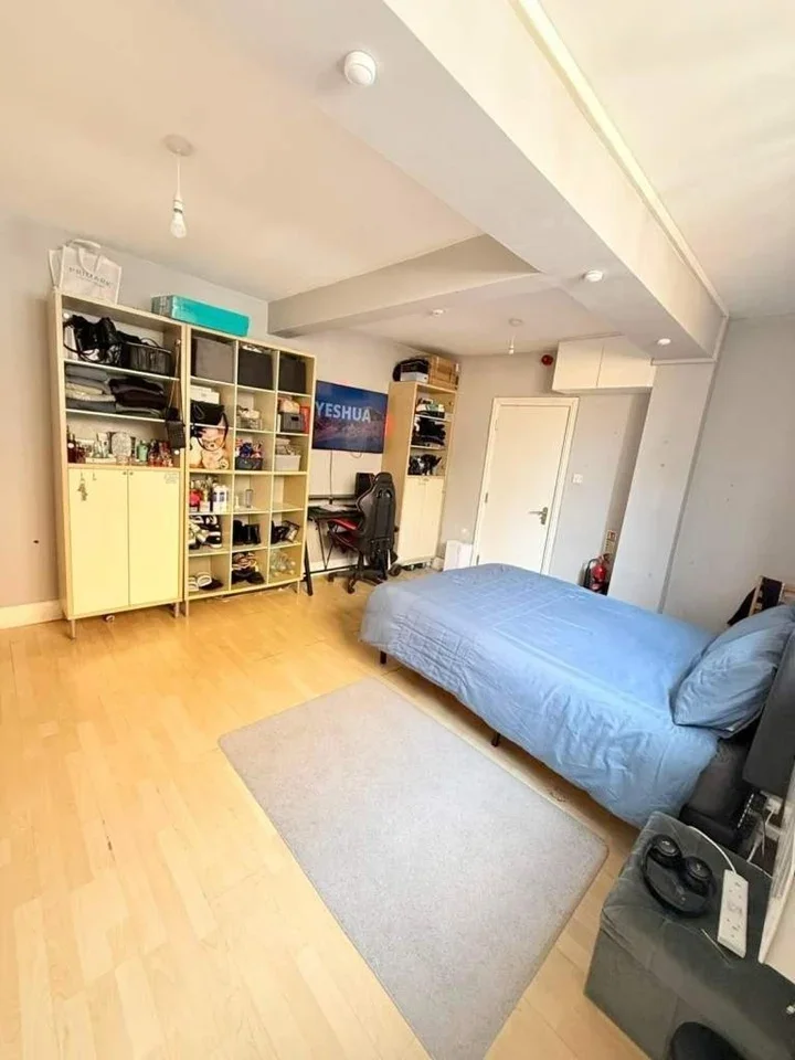 Flat Cranbrook Park in Greater London