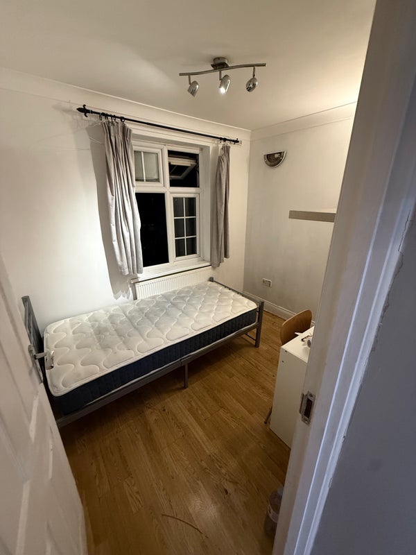 Room Long Drive in Greater London