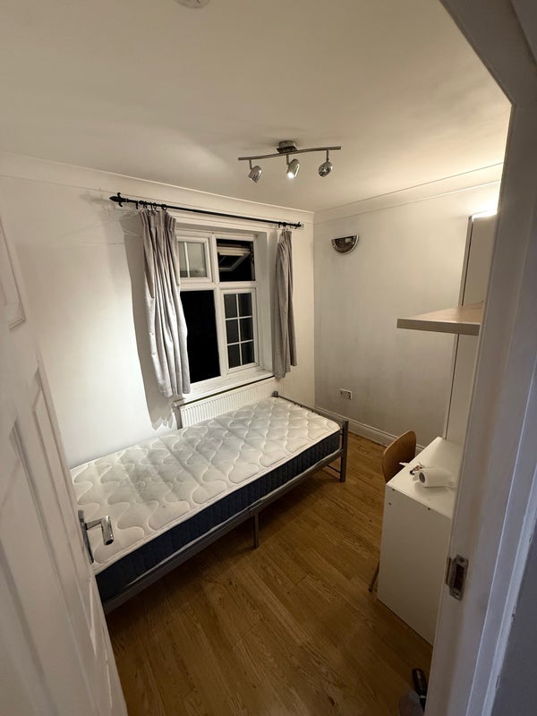 Room Long Drive in Greater London