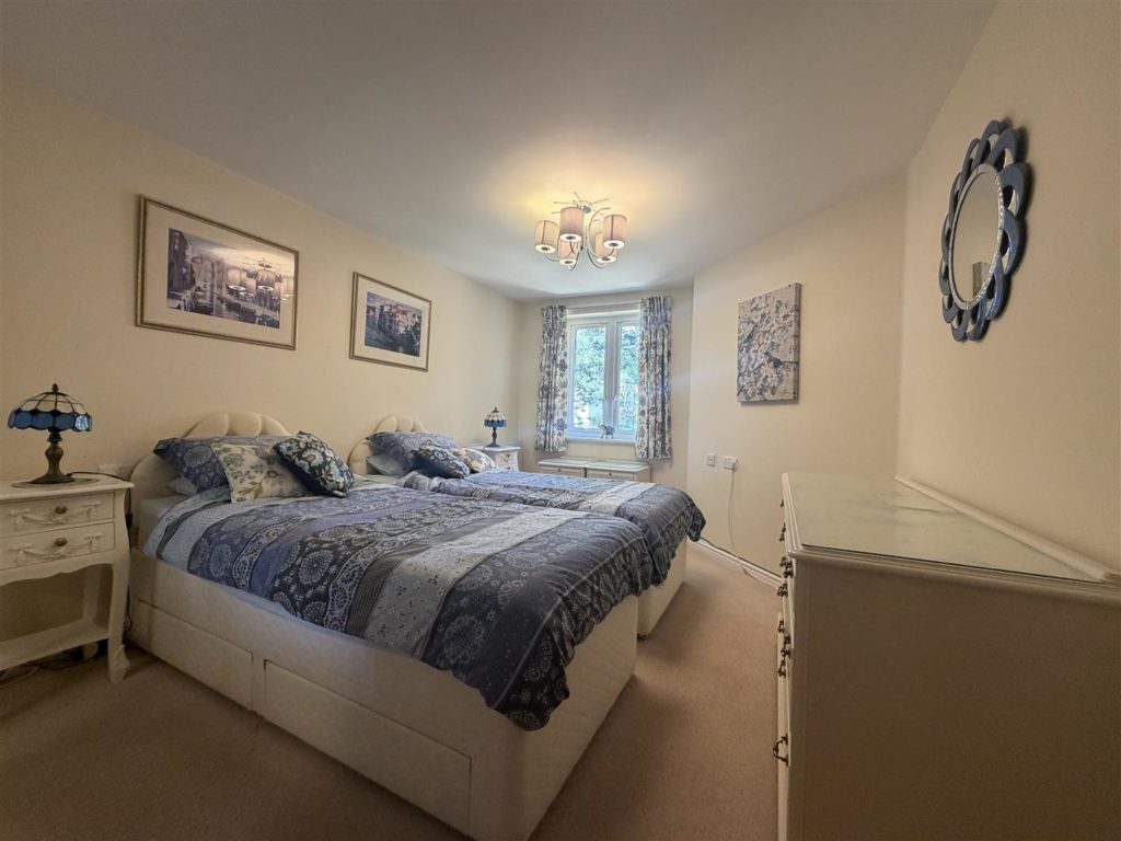 Flat Priory Road in Ferndown