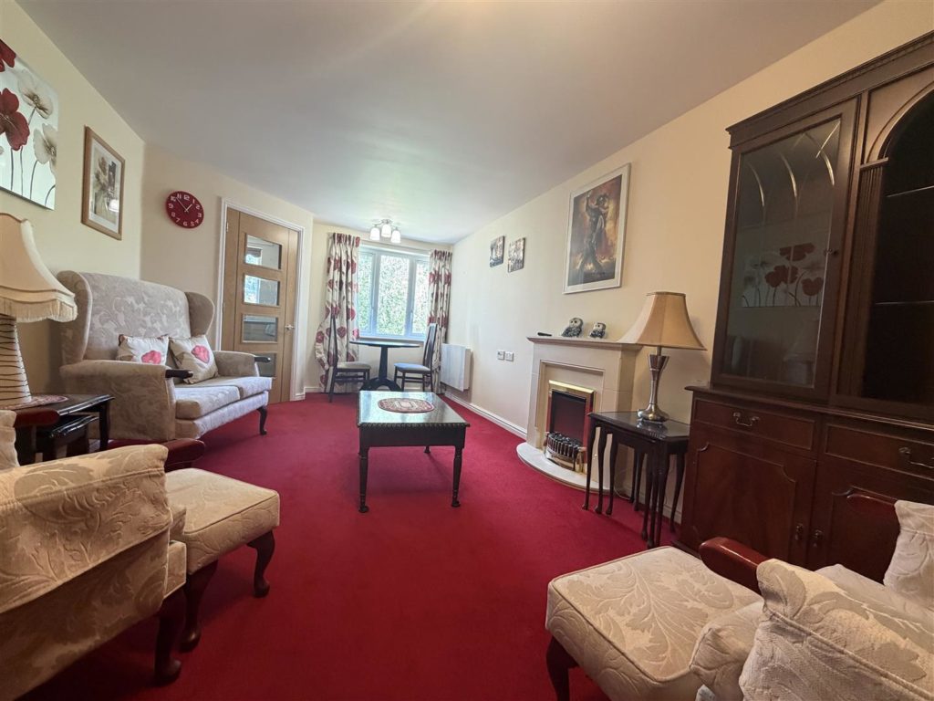 Flat Priory Road in Ferndown