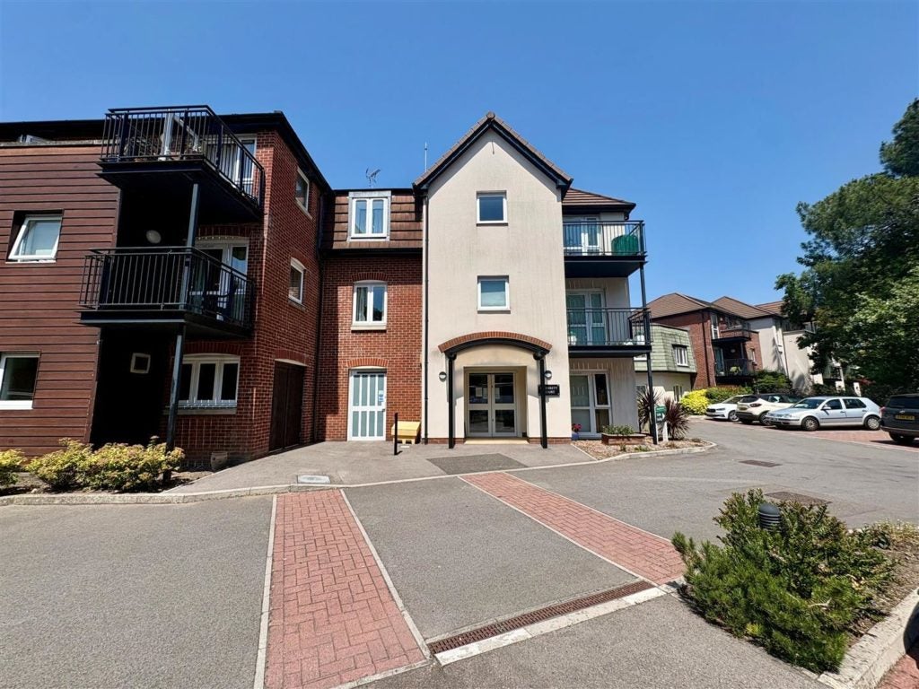 Flat Priory Road in Ferndown