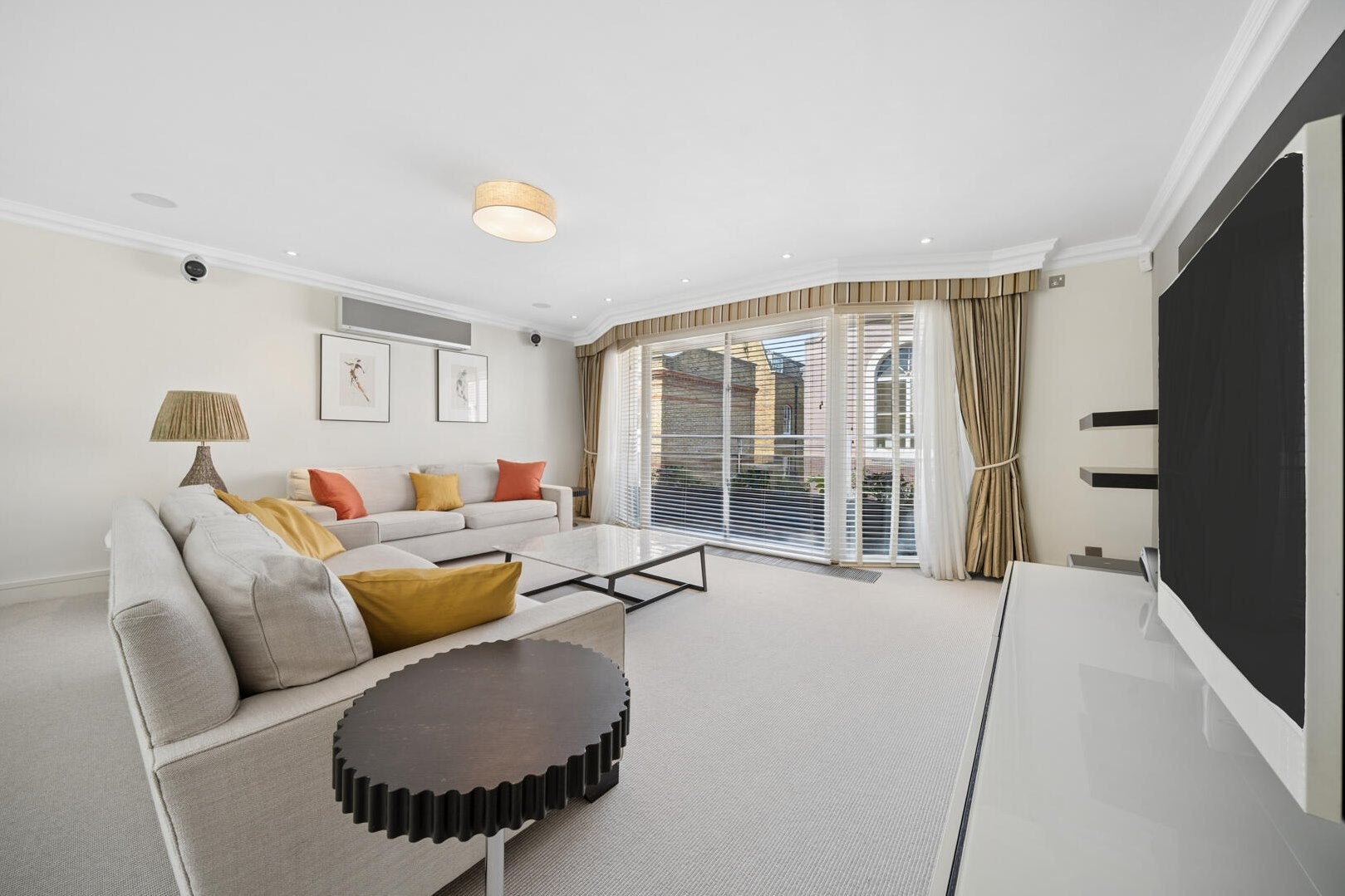 Flat Cheval Place in City of Westminster