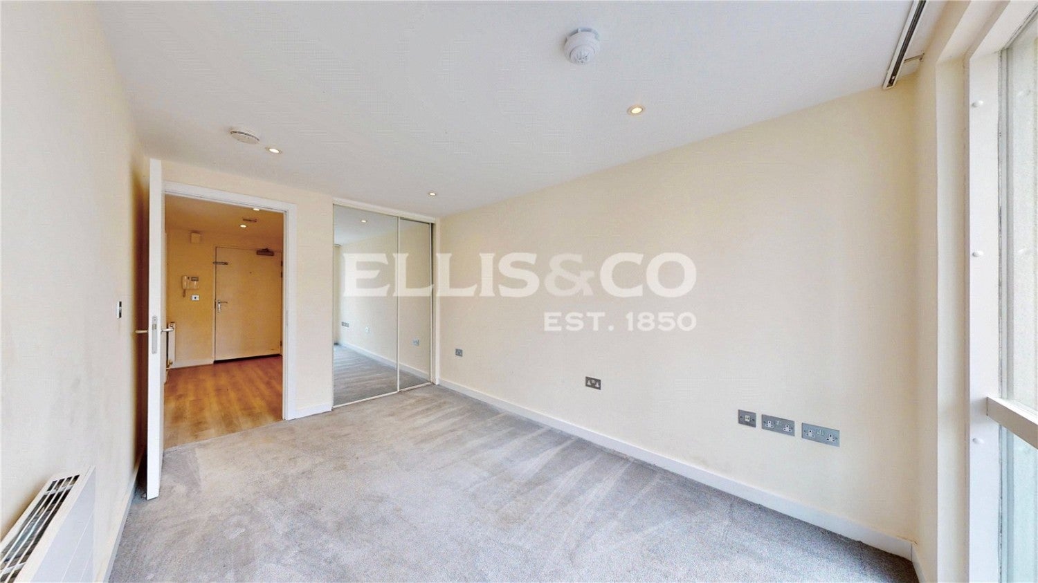 Flat Harkett Close in Greater London