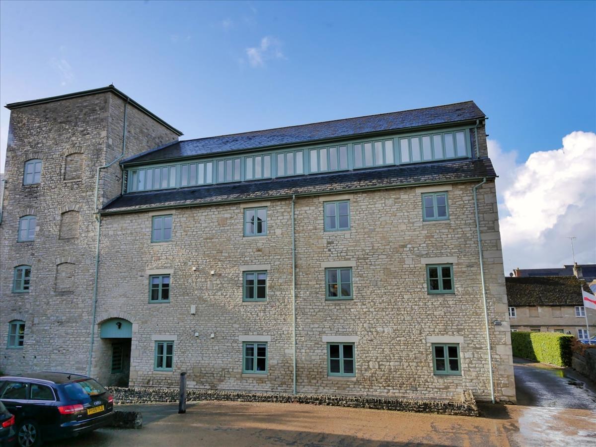 Flat Lewis Lane in Cotswold District
