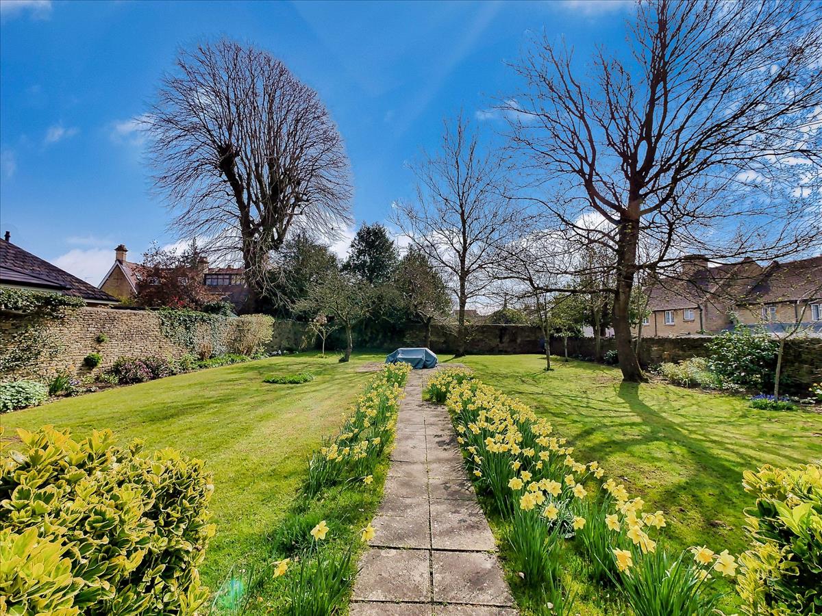 Flat Lewis Lane in Cotswold District