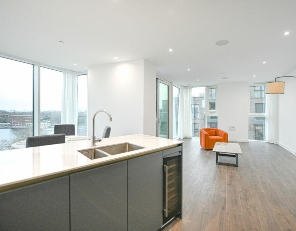 Flat Coster Avenue in Greater London