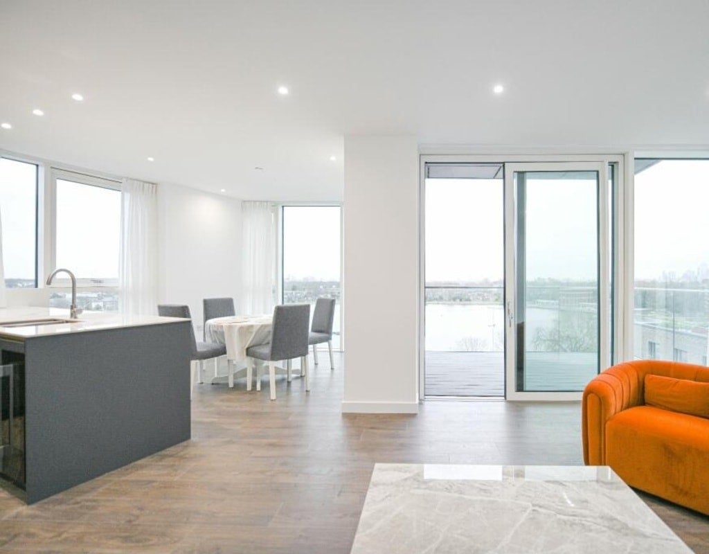 Flat Coster Avenue in Greater London