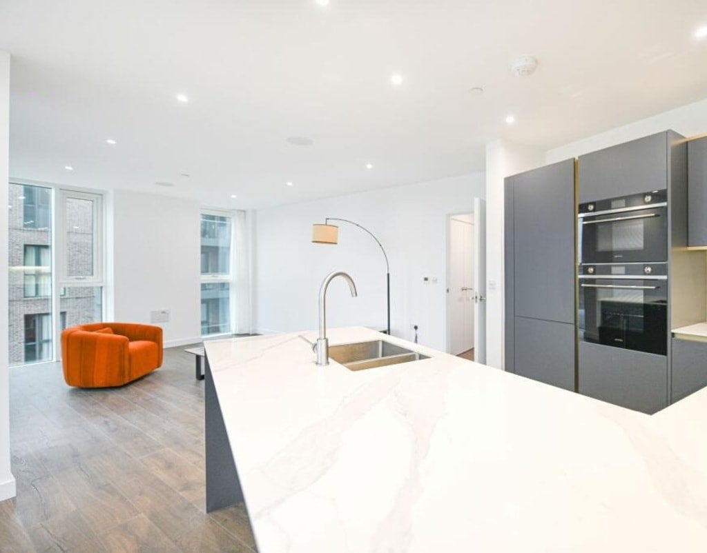 Flat Coster Avenue in Greater London
