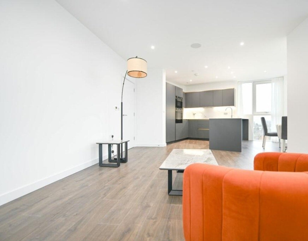 Flat Coster Avenue in Greater London