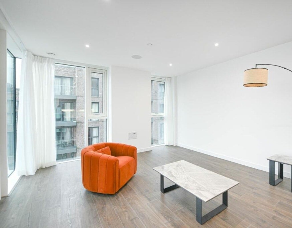 Flat Coster Avenue in Greater London