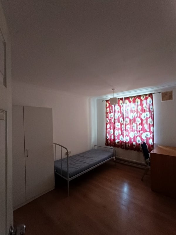Room Glebe Court in Greater London