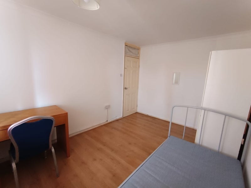 Room Glebe Court in Greater London