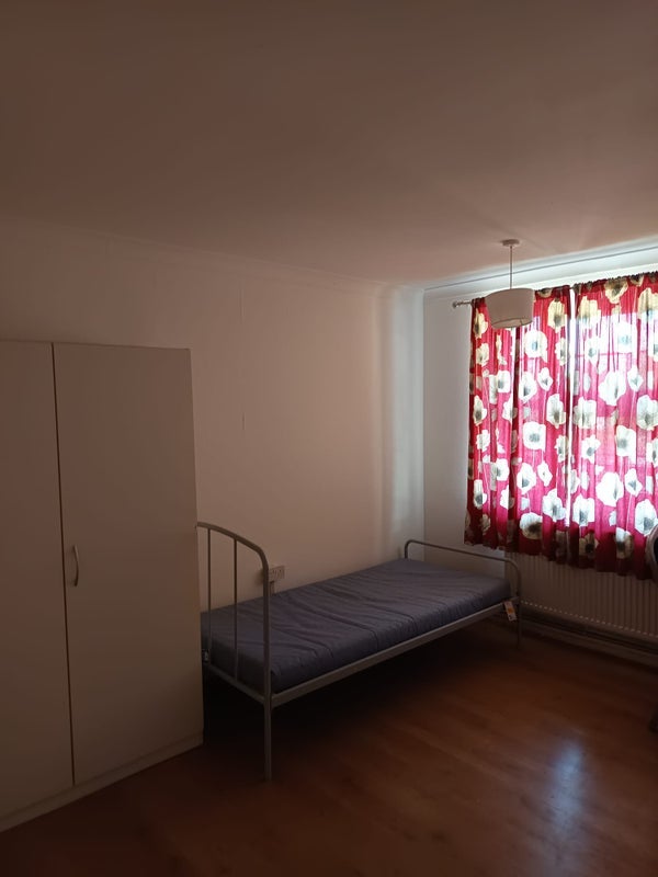 Room Glebe Court in Greater London