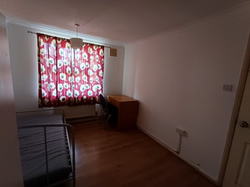 Room Glebe Court in Greater London