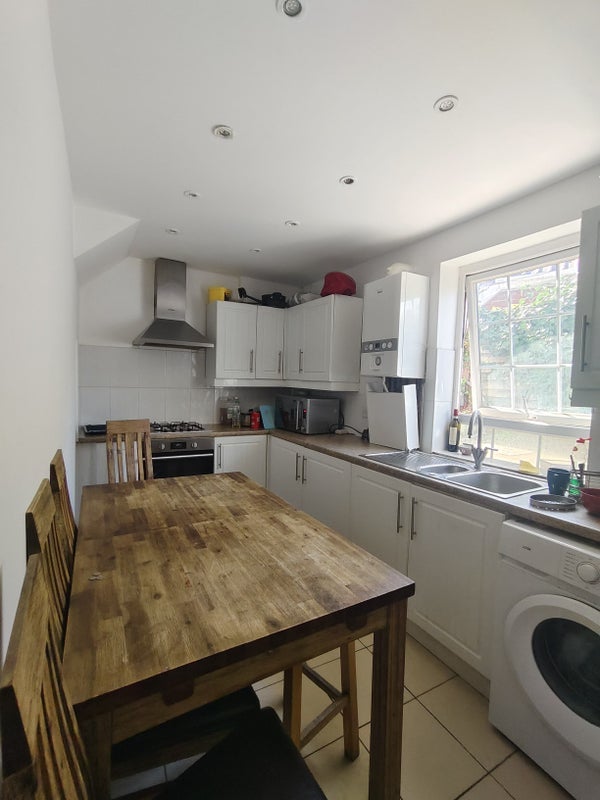 Room Coxmount Road in Greater London