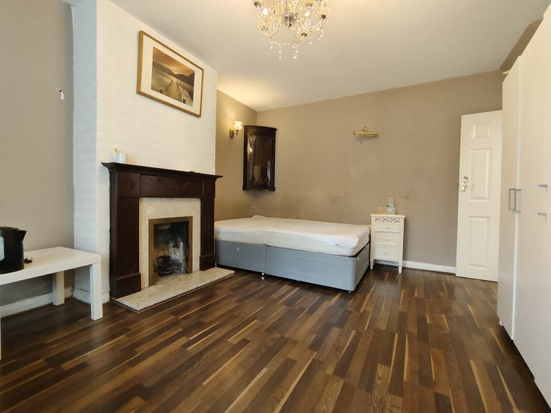 Room Coxmount Road in Greater London