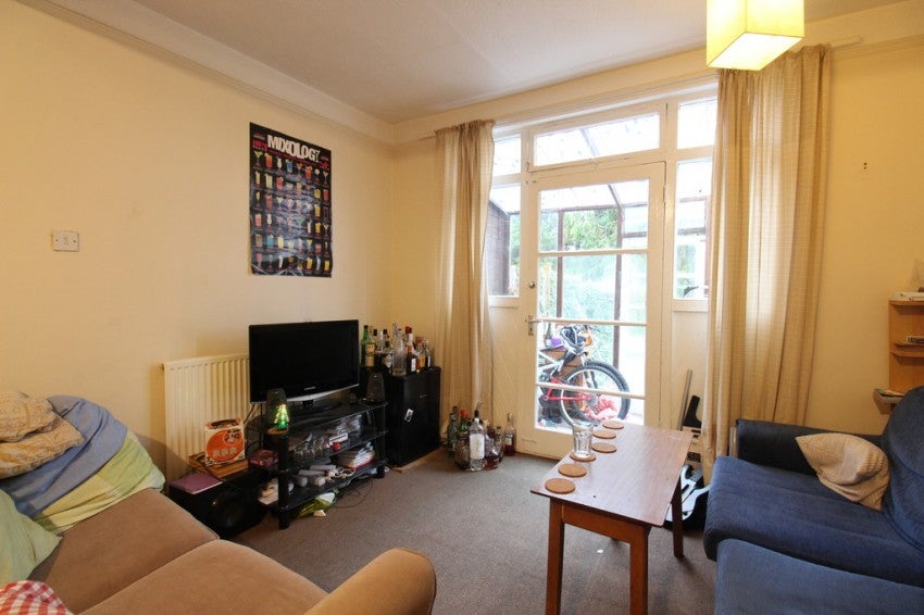 Flat Arnold Road in Southampton