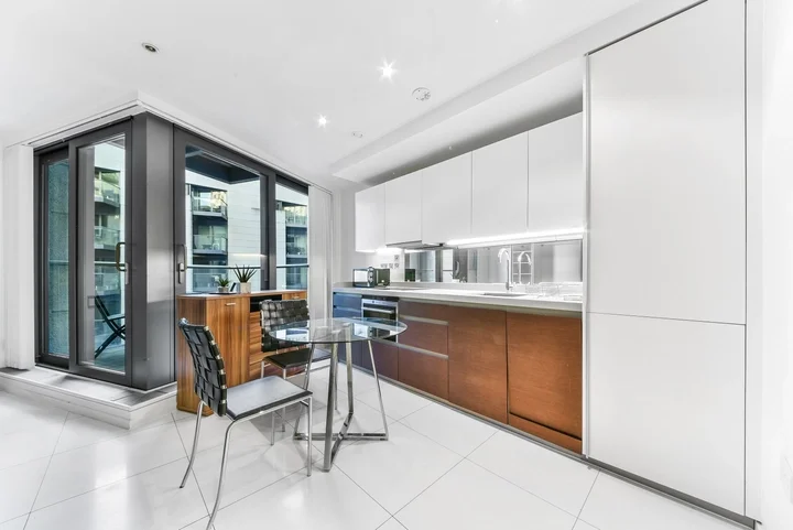 Flat West Quay Walk in Greater London