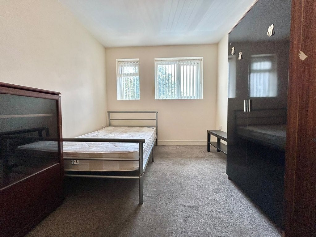 Room Foleshill Road in Coventry